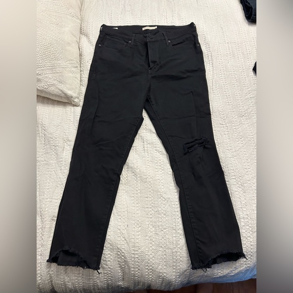 Women’s black cropped Levi jeans - Picture 3 of 4